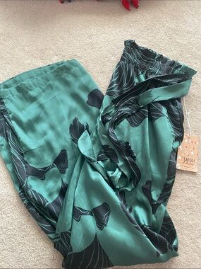 Her Destiny size large NWT satin type pants